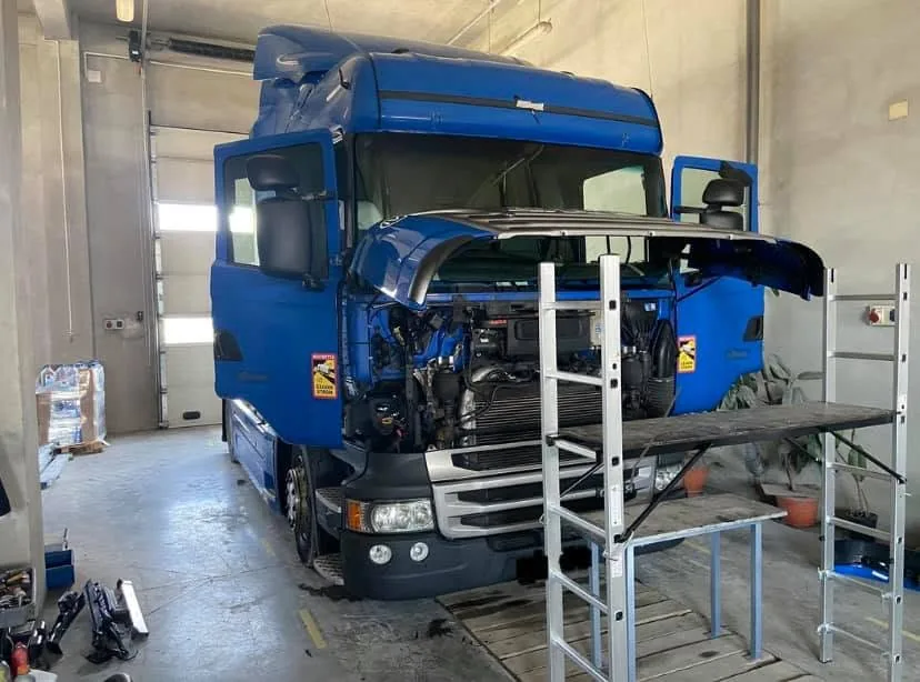 Cap tractor în atelier, cu cabina pregătită de lucru