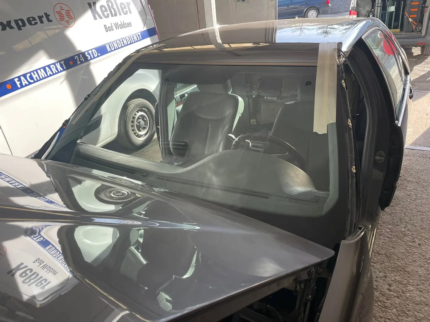 Mercedes cu geamul lateral scos, pregătit pentru geamul nou