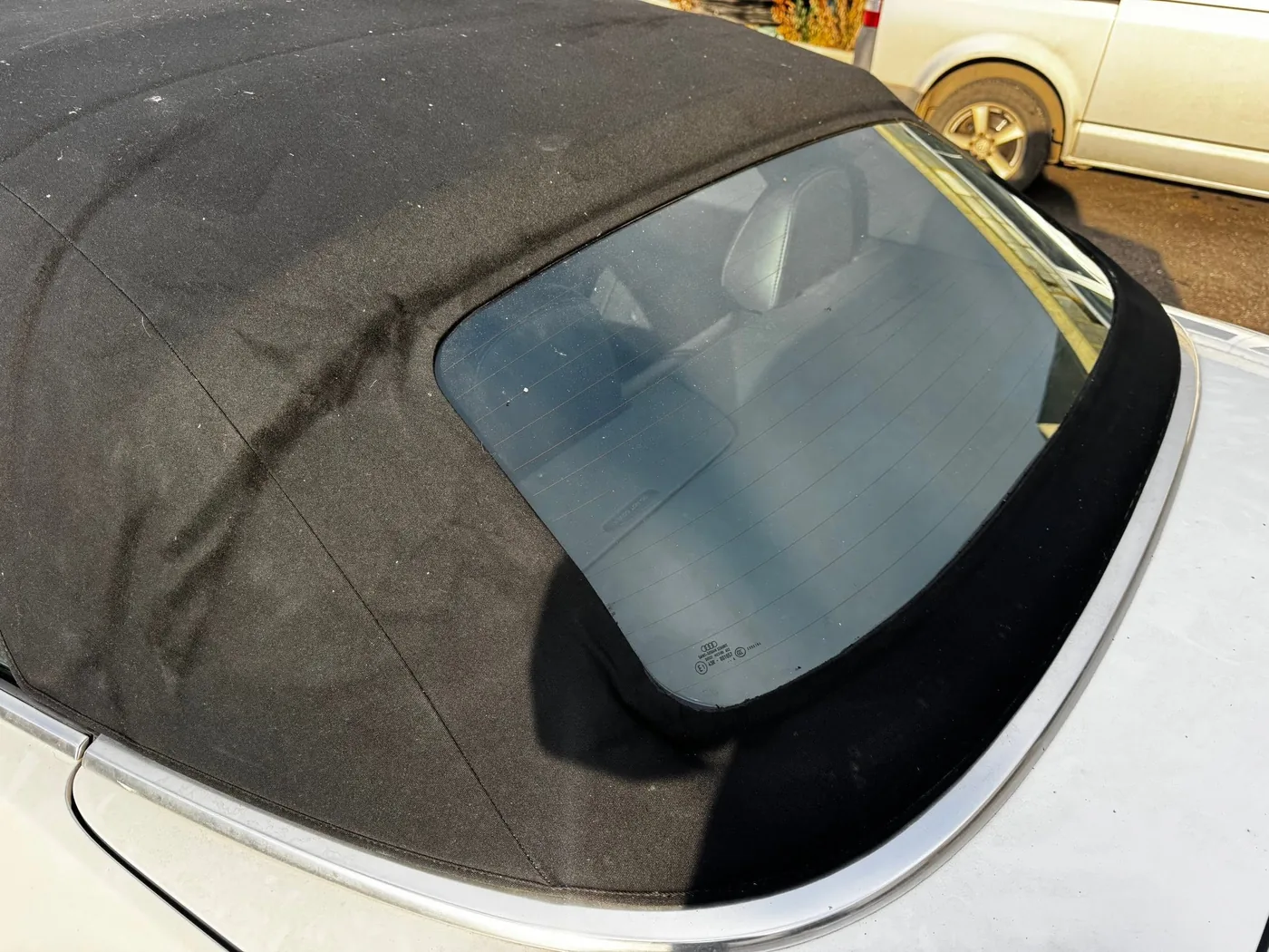 Lunetă de cabriolet în capota textilă